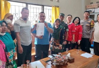 Anjar Basuki menunjukkan surat pernyataan yang disaksikan oleh Dinsos, Bhabinkamtibmas, Bhabinsa dan perangkat kelurahan Karangboyo kecamatan Cepu kabupaten Blora.
