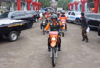 Tim BNPB mempersiapkan logistik berupa selimut yang akan didistribusikan kepada warga terdampak gempa di Kabupaten Cianjur, Jawa Barat pada Sabtu (26/11).