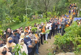 Aksi tanam pohon dengan menggandeng berbagai komunitas di area wisata di Dusun Wonomulyo, Desa Genilangit Kecamatan Poncol, Kabupaten Magetan.