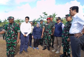 Kasad saat Dampingi Menko Marves Tinjau Program Ketahanan Pangan di Sukabumi