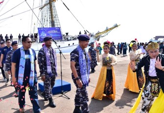 Kadispenal Laksamana Pertama Julius Widjojono saat tiba di etape pertama ekspedisi, Cirebon, Jawa Barat, Jumat (23/09) lalu.