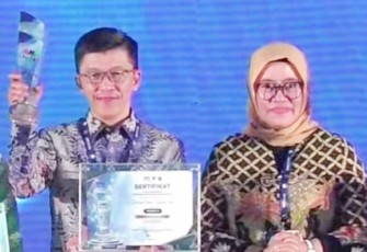 Kepala Dinas Kominfo Kepri Hasan, S.Sos (kiri) saat terima penghargaan dari Kominfo RI, di Marriot Hotel, Yogyakarta Kamis (24/11). 