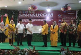 Gubernur Rohidin saat memberikan sambutan pada Seminar Nasional Ilmu Komputer (SNASIKOM) Fakultas Ilmu Komputer Universitas Dehasen (UNIVED) Bengkulu, di aula Kampus I UNIVED Bengkulu, Rabu (10/08).