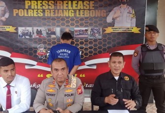 Kapolres RL AKBP Tonny Kurniawan S.ik., didampingi Kanit Pidum Satreskrim Ipda Andi Gibran, S.Tr.K saat release Senin (19/09/22). 