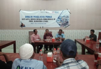 Ombudsman RI Perwakilan Sumut dengan para nelayan yang tergabung dalam Kesatuan Nelayan Tradisional Indonesia (KNTI) Kota Medan yang diinisiasi oleh Fitra dan Perkumpulan Inspiratif di RM Permata Nusantara di Belawan, Jumat (16/9/2022).