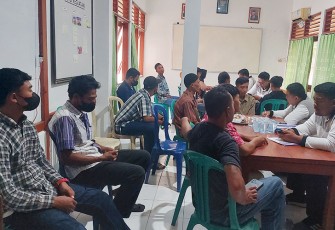 Petugas Bapas Pati dan Dinas Sosial kabupaten Blora mendampingi anak anak yang diamankan di Mapolsek Cepu terkait penganiayaan maut di Mentul Cepu.