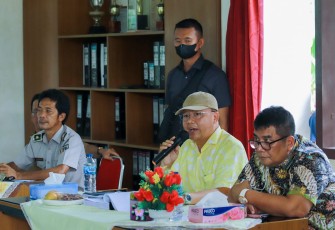 Gubernur Rohidin saat pimpin mediasi penyelesaian konflik PT. Pamor Ganda, di Ruang Rapat PT. Pamor Ganda, Selasa (26/07).