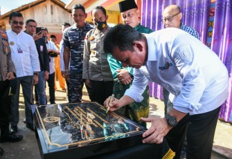 Gubernur Kepulauan Riau H. Ansar Ahmad saat meresmikan Rumah Panti Jompo (RPJ) Tuah Bunda di Dabo Singkep, Kabupaten Lingga, Jumat (2/9).