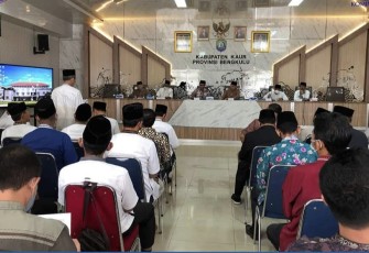 Rapat Persiapan Peringatan HUT Ke-19 Kabupaten Kaur di Aula Lantai 3 Pemda Kaur Jum'at (08/04/2022).