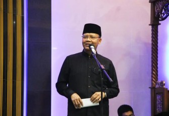 Gubernur Rohidin pada saat Safari Ramadhan 1443 Hijriyah, di Masjid Al Mukminun Kel. Surabaya Kec.Sungai Serut Kota Bengkulu, Selasa (26/04).