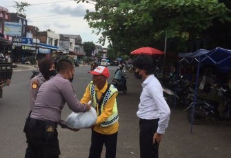 Polres Bengkulu Utara saat Bagi Paket Bantuan