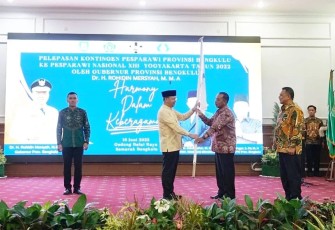 Gubernur Bengkulu Rohidin Mersyah saat melepas kontingen Pesparawi Bengkulu.