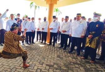 Gubernur Ansar saat Sambut Kedatangan Menko Perekonomian Airlangga Hartarto