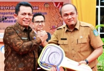 Gubernur Ansar saat serahkan Bantuan Bus Untuk SMKN 6 Batam
