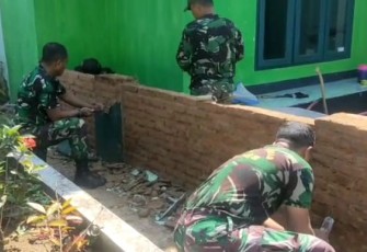 Personel Koramil 0801/01 Pacitan saat Benahi Pangkalan 