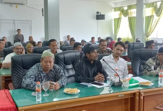 Ratusan warga saat beraudiensi dengan DPRK Aceh Timur
