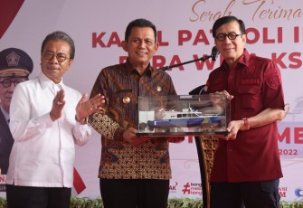 Gubernur Ansar saat serahkan Bantuan Hibah Kapal Patroli Imigrasi Kepada Kemenkumham RI 