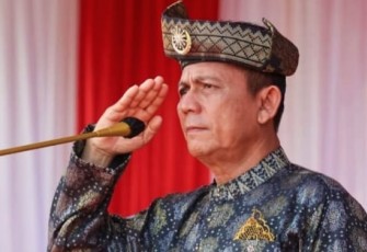 Gubernur Kepri Ansar Ahmad saat pimpin upacara Peringatan Hari Sumpah Pemuda (HSP) ke- 94 Tingkat Provinsi Kepri Tahun 2022 di halaman Gedung Daerah Kota Tanjungpinang, Jumat (28/10). 
