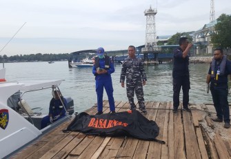 Tim SAR saat evakuasi jenazah