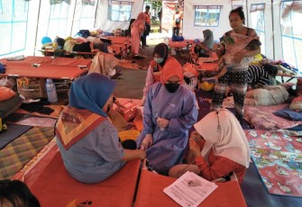 Tenaga Kesehatan saat mengobati para pengungsi