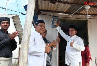 Gubernur Ansar saat Nyalakan Listrik di Kampung Tanjung Gundap 