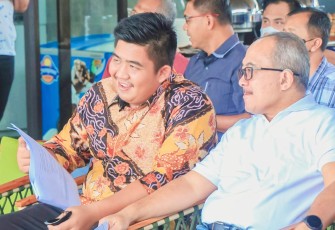 Duta Besar Republik Indonesia untuk Singapura Suryo Pratomo (kanan) saat bersama Plt Bupati Bintan Roby Kurniawan 