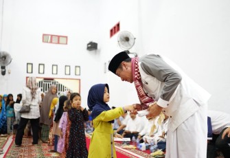 Wagub Rosjonsyah beserta rombongan saat Safari Ramadhan 1443 H di Masjid Al Muhajirin Desa Air Bikuk, Kecamatan Pondok Suguh, Kabupaten Mukomuko, Rabu 21/04/22.