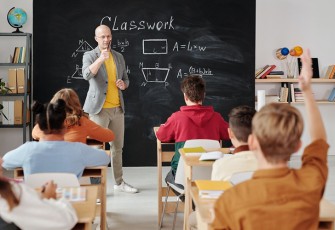 Interaksi antara guru dan siswa. Sumber foto: pexels.com