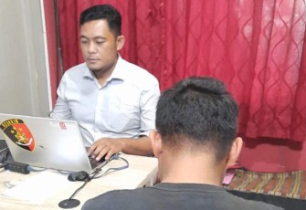 Tersangka saat diperiksa penyidik
