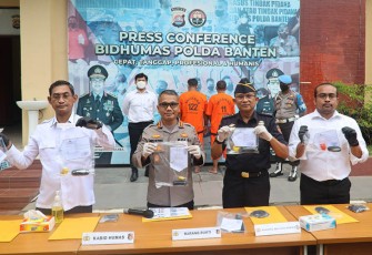 Kabid Humas Polda Banten Kombes Pol Shinto Silitonga saat press conference pada Senin (05/12).