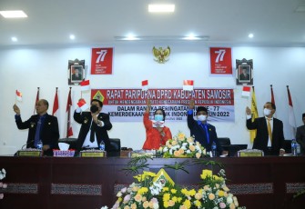  Rapat paripurna DPRD Kabupaten Samosir dengan agenda mendengarkan Pidato Kenegaraan Presiden Republik Indonesia Ir Joko Widodo pada Sidang Tahunan Majelis Pemusyawaratan Rakyat (MPR) RI dalam rangka peringatan Hari Ulang Tahun (HUT) ke-77 Kemerdekaan RI Tahun 2022, Selasa (16/8/2022).