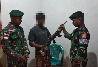 Salah seorang warga saat menyerahkan Senpi Rakitan ke Petugas