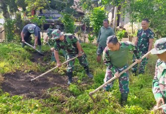 Dandim 1310/Bitung saat Pimpin Langsung Kerja Bakti di Kelurahan Karondoran
