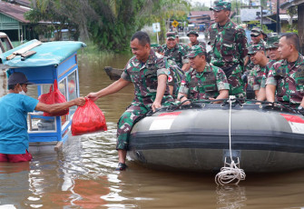 Danrem 121/Abw saat berikan sembako ke salah satu warga terdampak banjir