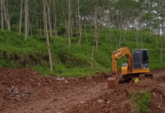 Sebuah alat berat sedang beroperasi melakukan aktivitas penambangan di kawasan lahan perkebunan teh Kemuning, Kecamatan Ngargoyoso, Kabupaten Karanganyar.