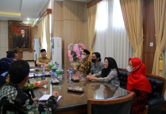 Gubernur Bengkulu Rohidin Mersyah saat menerima Audiensi Kepengurusan Komisioner KPID Provinsi Bengkulu Masa Bhakti 2022 - 2025, yang diketuai Alberce Rolanda Thomas, Selasa (14/6/2022).