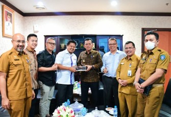 Gubernur Ansar saat Temui Petinggi Pertamina Wilayah Kepri di Graha Kepri, Batam, Senin (1/8).