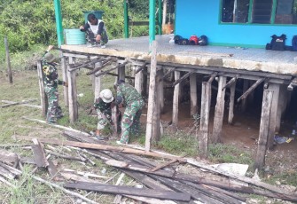 Personel Satgas TMMD saat Bantu Rehab Masjid Baitul Iman di Petuk Katimpun 