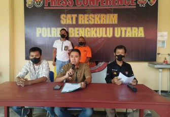 Kasat Reskrim Polres Bengkulu Utara, AKP Teguh Ari Aji saat konferensi pers