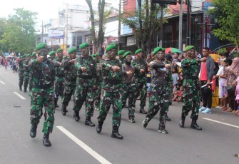 Personil kodim 1310/Bitung saat mengikuti lomba gerak jalan dalam rangka HUT RI Ke 77