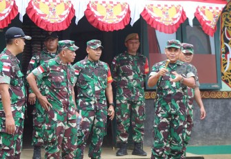 Brigjen TNI Pribadi Jatmiko saat Kunjungi Komando Taktis Satgas Pamtas RI-Malaysia Batalyon Armed 19/105 Trk Bogani di Batas Negeri