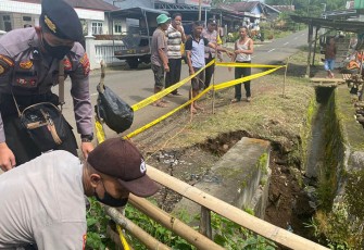 Anggota Polsek Tebat Karai saat Pasang Garis Polisi di Lokasi Tanah Amblas