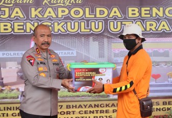 Kapolda Bengkulu Irjen Pol Drs Agung Wicaksono, M.Si saat memberikan bantuan sosial berupa sembako kepada salah satu Warga Bengkulu Utara, Selasa (22/11/2022).