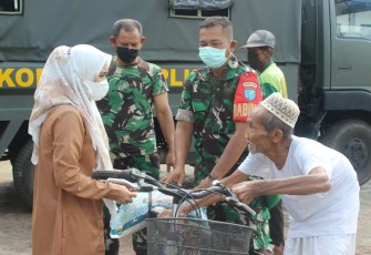 Kodim Palangka Raya saat Salurkan Zakat Keluarga Besar H Abdul Rasyid di Kalampangan 