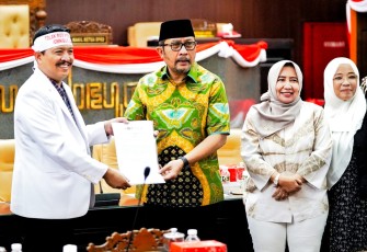 Nakes dari berbagai ikatan profesi kesehatan mulai Perawat hingga IDI di Jawa Timur saat mendatangi dan wadul ke Gedung DPRD Jatim, Senin (28/11/2022). 