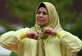 Ketua TP-PKK Provinsi kepulauan Riau Hj Dewi Kumala sari Ansar saat senam