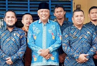 Ketua Komisi I DPRD Kabupaten Bintan Hasriawadi (tengah) saat berkunjung ke Kelurahan Sungai Lekop, Kecamatan Bintan Timur, Kamis (23/06/2022).