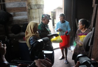 Babinsa saat ‘Gedor’ Dapur Warga di Palangka Raya