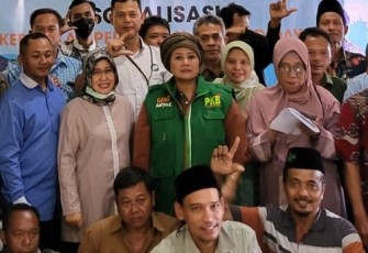 Anggota Komisi IV DPR RI Luluk Nur Hamidah saat berfoto bersama peserta  sosialisasi terkait PSDKP, di Kabupaten Wonogiri, Kamis (4/8/2022).