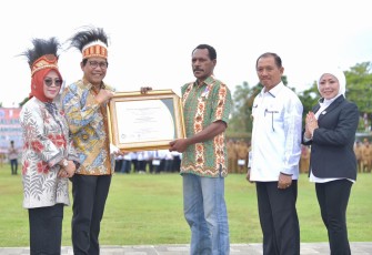 Mendes PDTT Abdul Halim Iskandar usai upacara puncak peringatan HBT ke-72 di Lapangan Kapsul Waktu Kabupaten Merauke Provinsi Papua Selatan, Senin (12/12/2022).